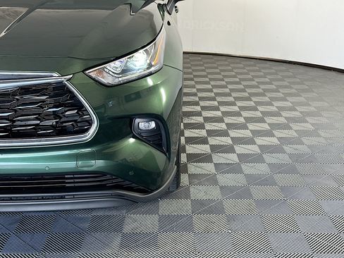 Used 2024 Toyota Highlander Limited FWD image 9