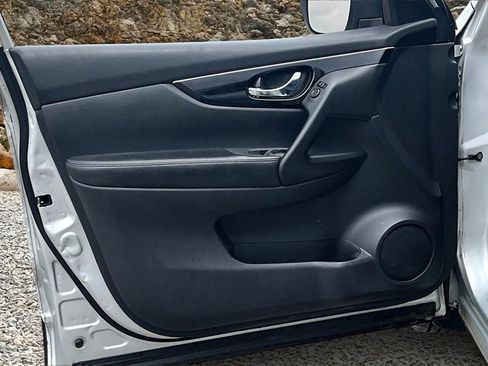 Used 2017 Nissan Rogue Sport SL w/ SL Premium Package image 17