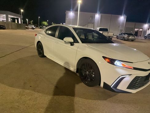 Used 2025 Toyota Camry SE w/ Convenience Package FWD image 2