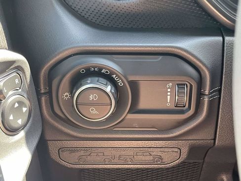 Used 2025 Jeep Gladiator Rubicon w/ Convenience Group AWD/4WD image 26