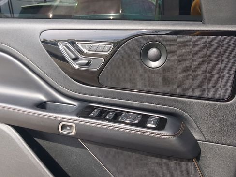 Used 2023 Lincoln Aviator Reserve RWD image 12