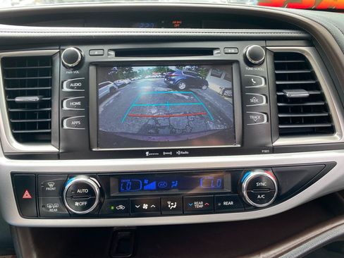 Used 2019 Toyota Highlander Plus FWD image 16
