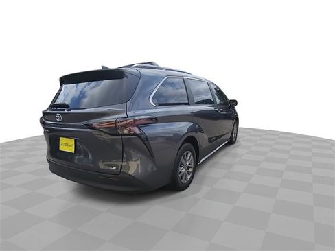 Used 2025 Toyota Sienna LE image 8