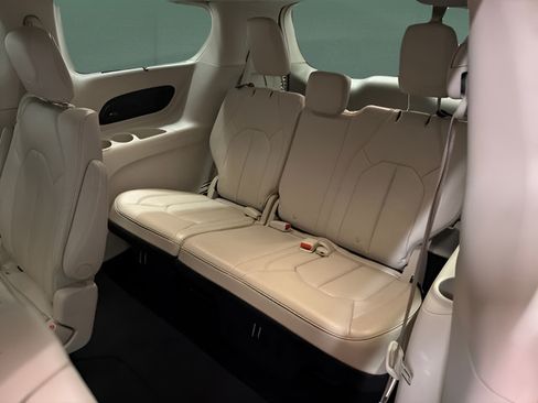 Used 2018 Chrysler Pacifica Touring-L Plus w/ Advanced Safetytec Group FWD image 12