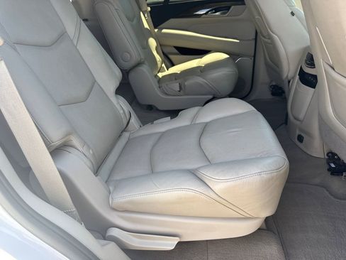 Used 2020 Cadillac Escalade Luxury RWD image 16