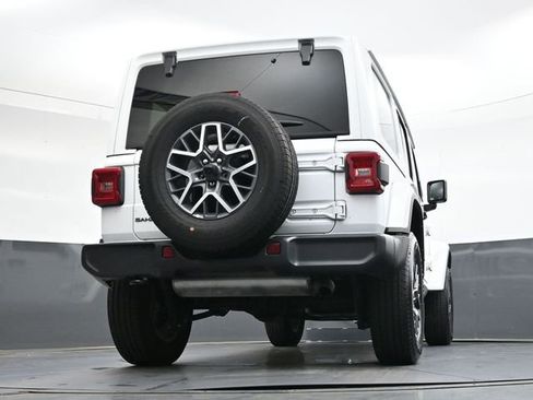 Used 2025 Jeep Wrangler Sahara image 32