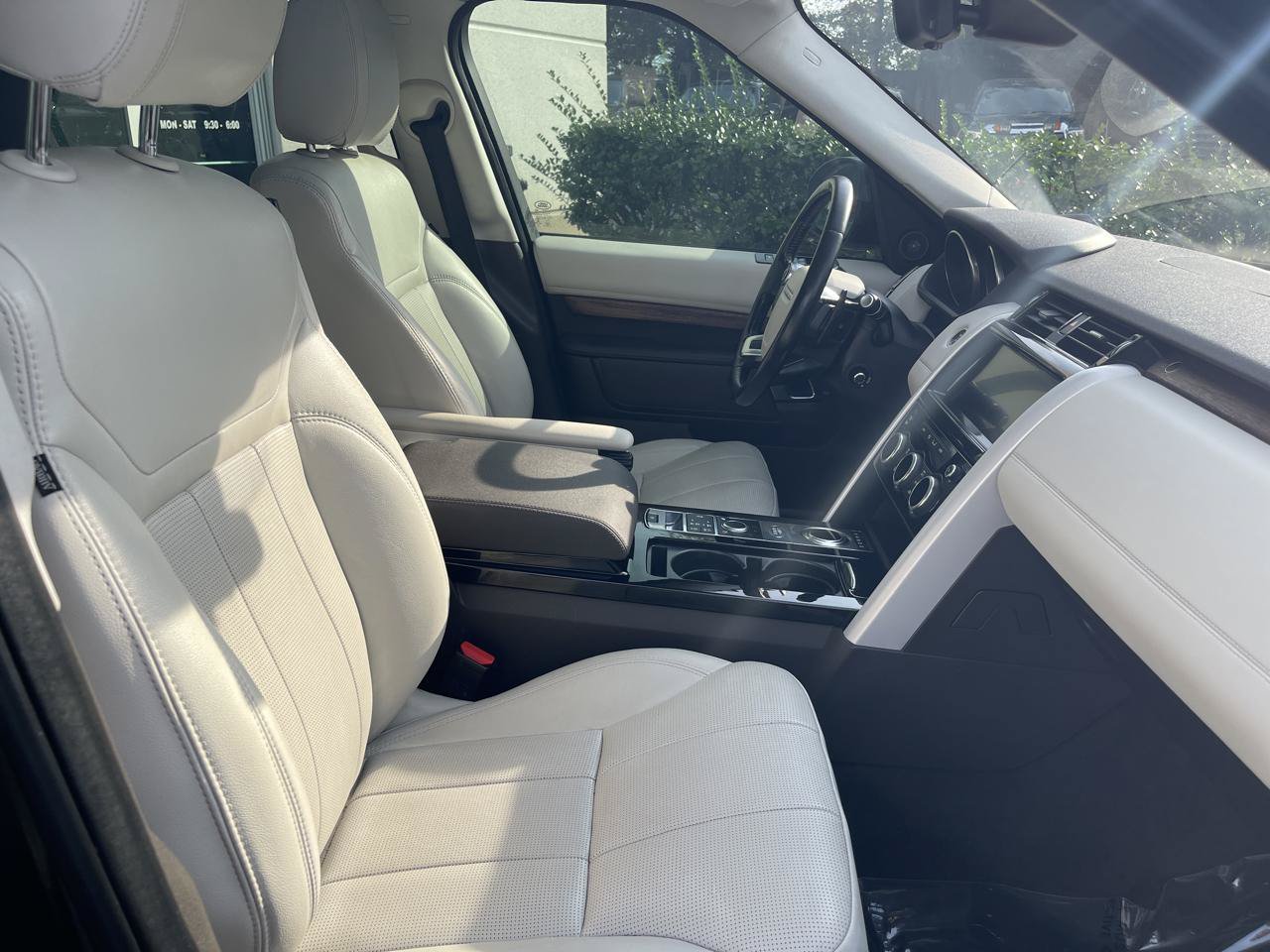 Used 2017 Land Rover Discovery HSE AWD/4WD image 39