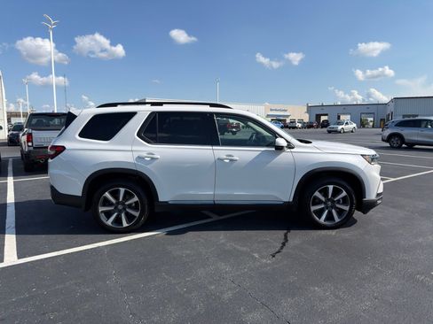 Used 2025 Honda Pilot Elite image 9