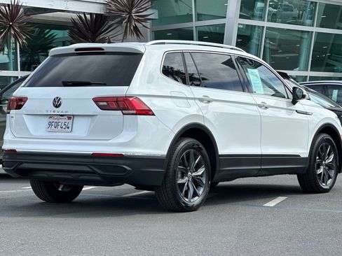 Certified 2023 Volkswagen Tiguan SE w/ Panoramic Sunroof Package image 4