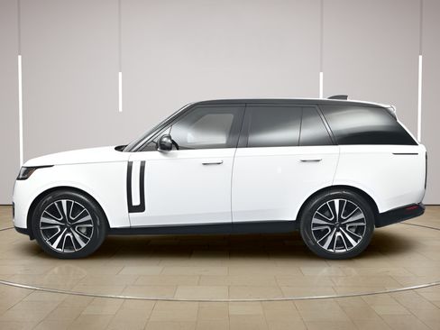 Used 2025 Land Rover Range Rover SE AWD/4WD image 2
