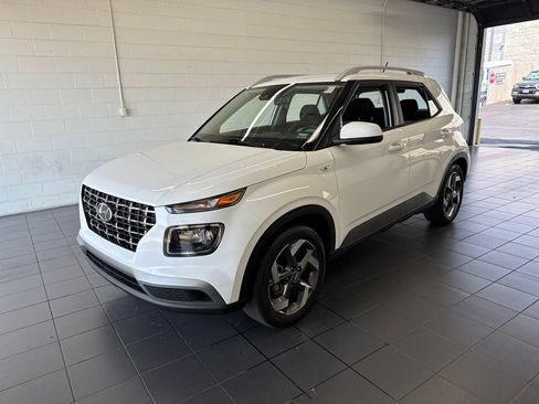 Used 2025 Hyundai Venue SEL FWD image 4