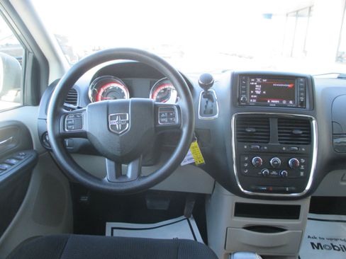 Used 2018 Dodge Grand Caravan SE w/ UConnect Hands-Free Group FWD image 11