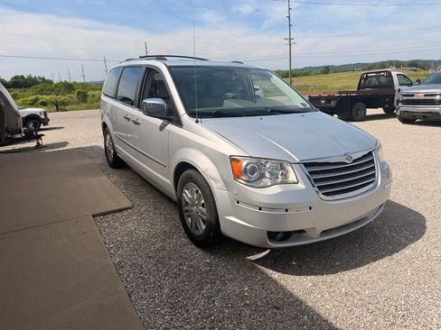 Used 2010 Chrysler Town & Country Limited FWD image 4