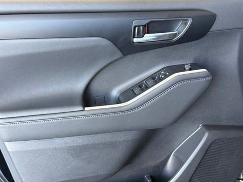 New 2026 Toyota Highlander XLE image 14