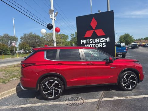 Used 2023 Mitsubishi Outlander 4WD Plug-In Hybrid image 2