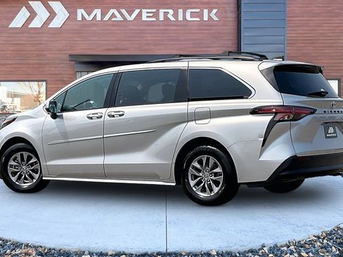 Used 2022 Toyota Sienna XLE w/ XLE Plus Package FWD image 4