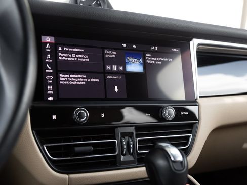 Certified 2023 Porsche Macan AWD/4WD image 24