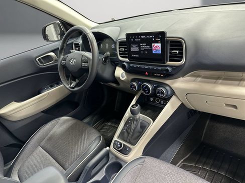 Certified 2024 Hyundai Venue Limited FWD image 17