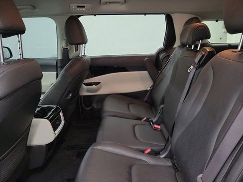 Used 2024 Kia Carnival EX FWD image 16