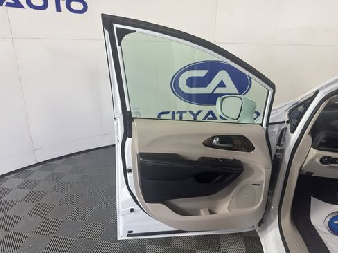 Used 2022 Chrysler Pacifica Limited FWD image 14