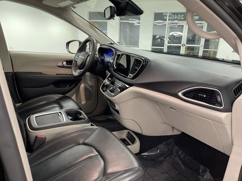 Used 2023 Chrysler Pacifica Touring-L image 28