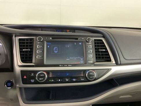 Used 2017 Toyota Highlander XLE AWD/4WD image 18