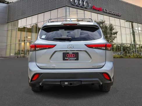 Used 2021 Toyota Highlander XLE AWD/4WD image 3