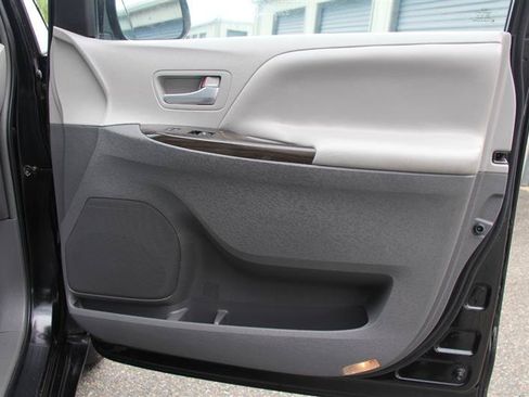 Used 2015 Toyota Sienna XLE Premium AWD/4WD image 14
