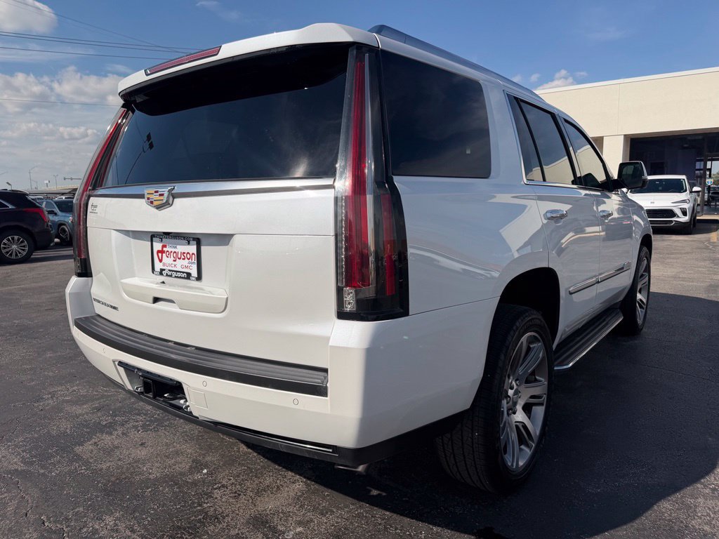 Used 2016 Cadillac Escalade Luxury RWD image 3