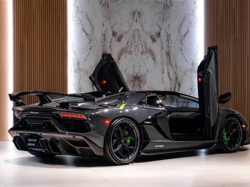 Used 2020 Lamborghini Aventador SVJ AWD/4WD image 4
