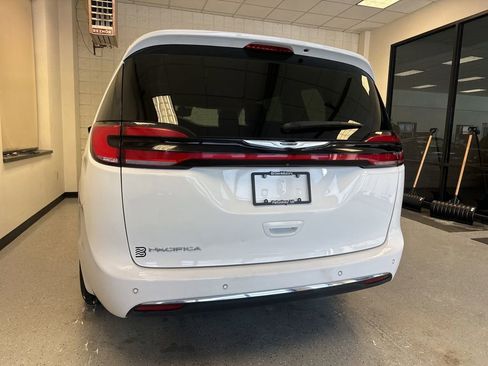 Used 2023 Chrysler Pacifica Touring-L image 44