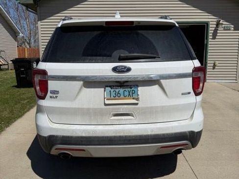 Used 2017 Ford Explorer XLT w/ Equipment Group 202A AWD/4WD image 9