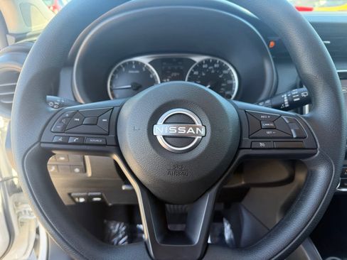 Certified 2025 Nissan Kicks Play S image 17