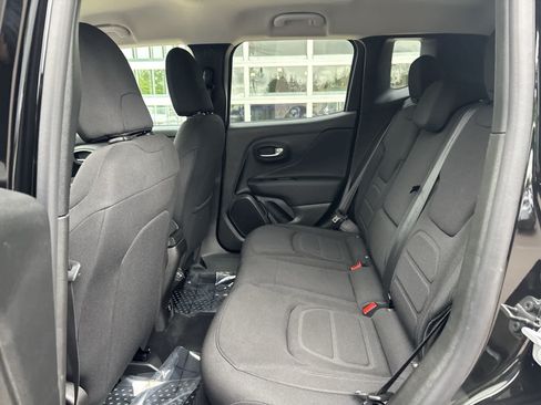 Certified 2022 Jeep Renegade Latitude w/ Convenience Group AWD/4WD image 7