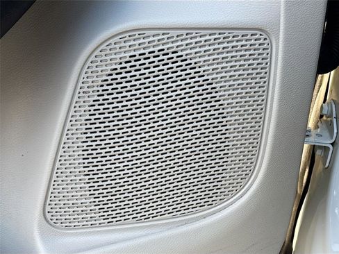 Used 2018 Chrysler Pacifica Touring-L image 19