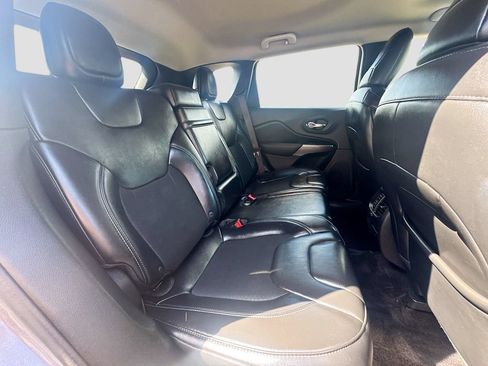 Used 2019 Jeep Cherokee Latitude Plus AWD/4WD image 24