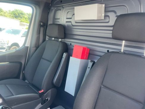 Used 2022 Mercedes-Benz Sprinter 1500 image 11
