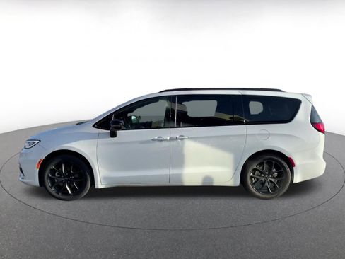 Used 2025 Chrysler Pacifica Limited image 9