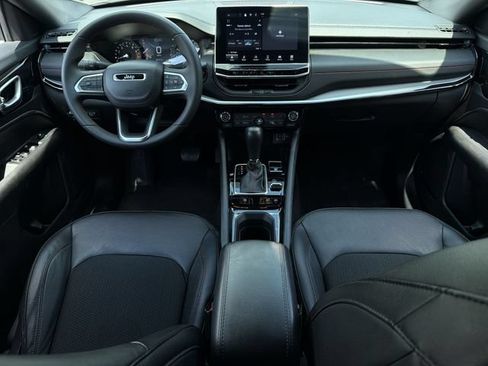 Used 2025 Jeep Compass Trailhawk AWD/4WD image 18