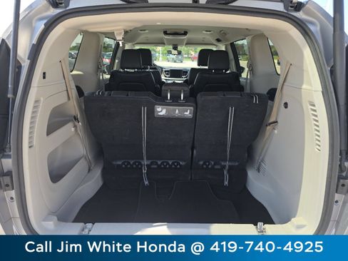 Used 2018 Chrysler Pacifica Touring-L w/ Premium Audio Group FWD image 16
