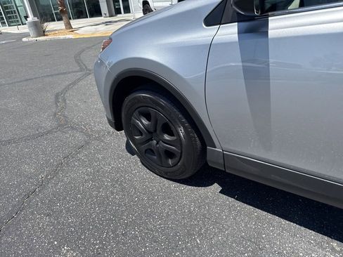 Used 2018 Toyota RAV4 LE FWD image 10