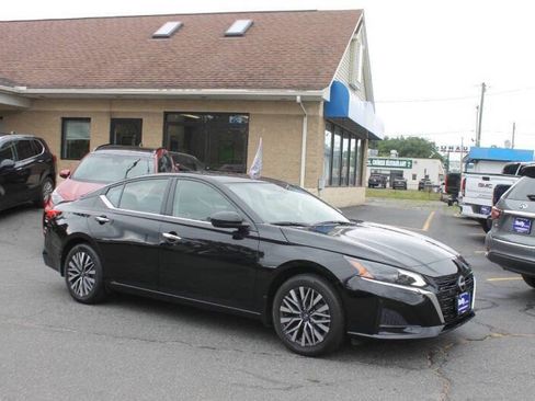 Used 2023 Nissan Altima 2.5 SV w/ SV Premium Package image 6