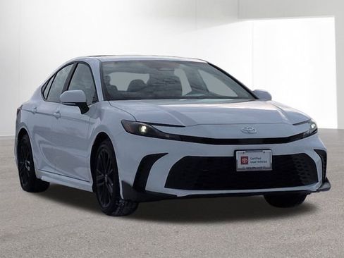 Used 2026 Toyota Camry SE w/ Convenience Package image 3