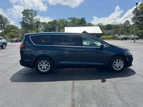 Used 2023 Chrysler Pacifica Touring-L FWD image 5