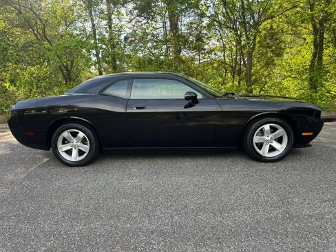 Used 2009 Dodge Challenger SE RWD image 2