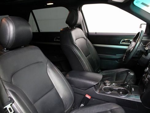 Used 2016 Ford Explorer XLT w/ Equipment Group 202A image 11