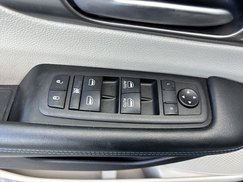 Used 2021 Chrysler Pacifica Touring FWD image 15