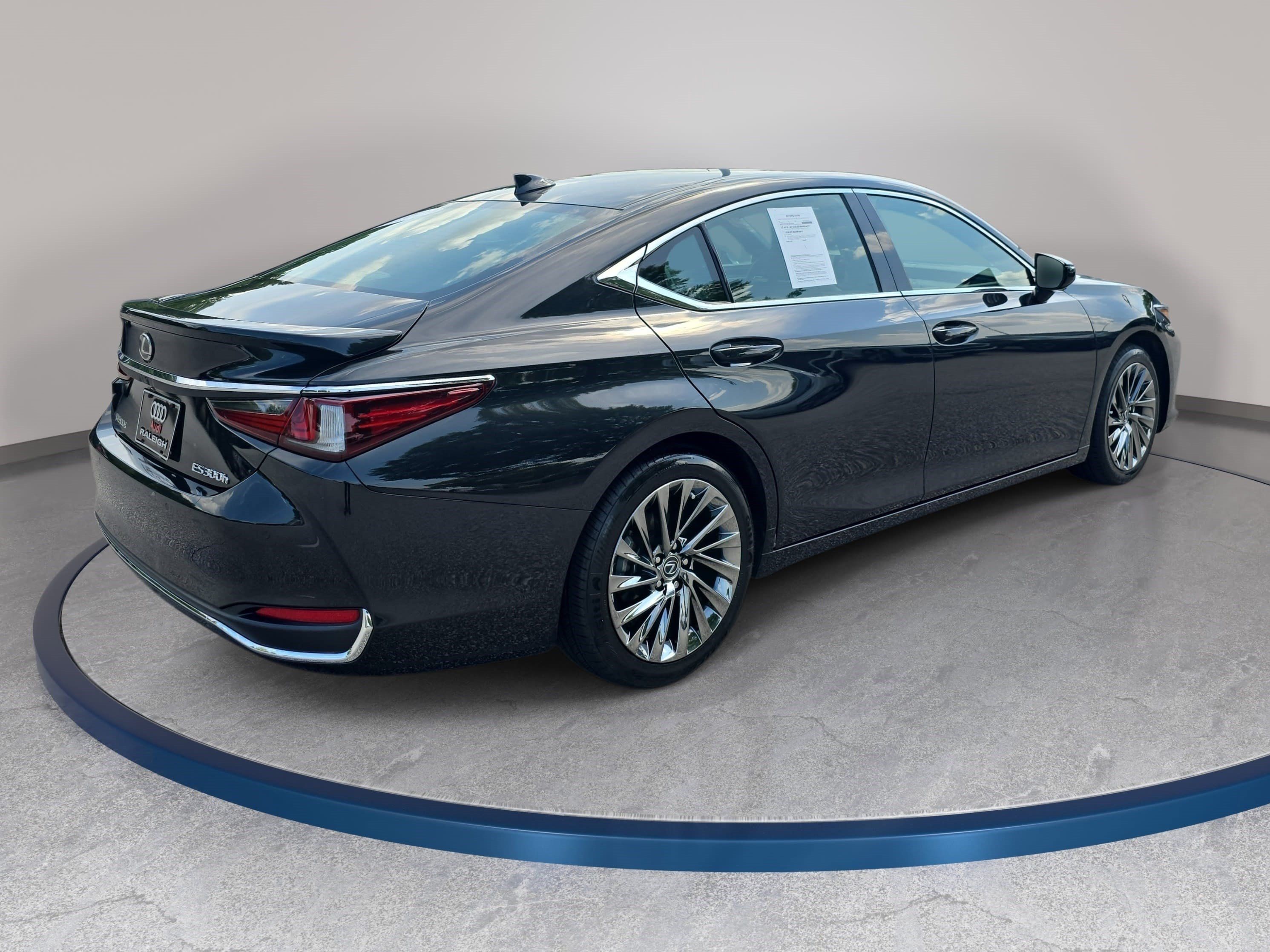 Used 2025 Lexus ES 300h Ultra Luxury w/ Accessory Package (Z2) FWD image 5