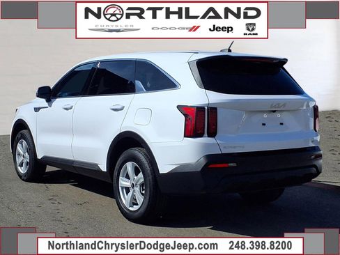 Used 2023 Kia Sorento LX image 2