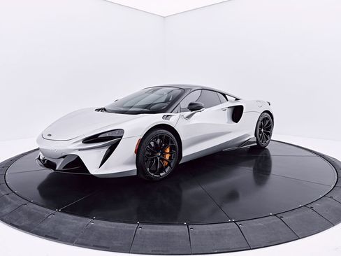 Used 2023 McLaren Artura RWD image 13